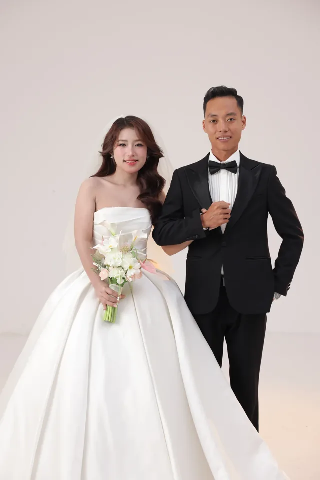 Chân dung Khoa và Phương đứng cạnh nhau