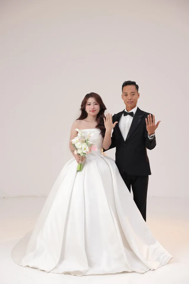 Khoa và Phương trong chiếc váy trắng và vest đen
