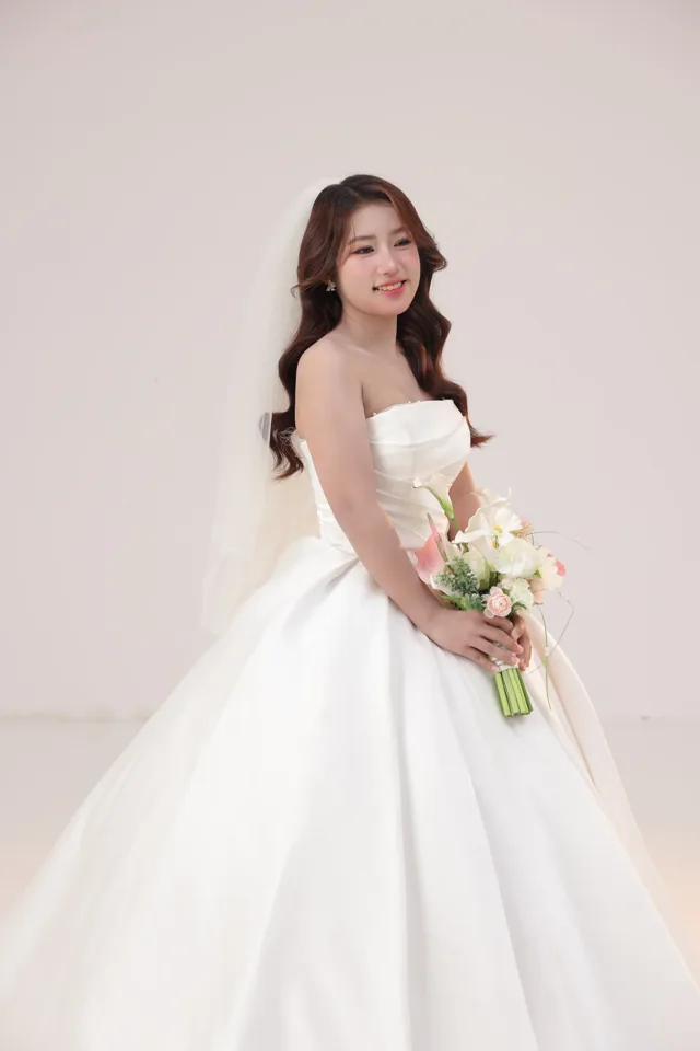 Thanh Phương trong chiếc váy cưới trắng