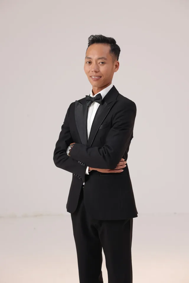 Chân dung chú rể Lê Khoa trong bộ vest đen