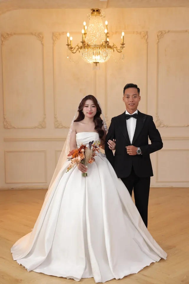 Khoa và Phương dưới chiếc đèn chùm ánh vàng