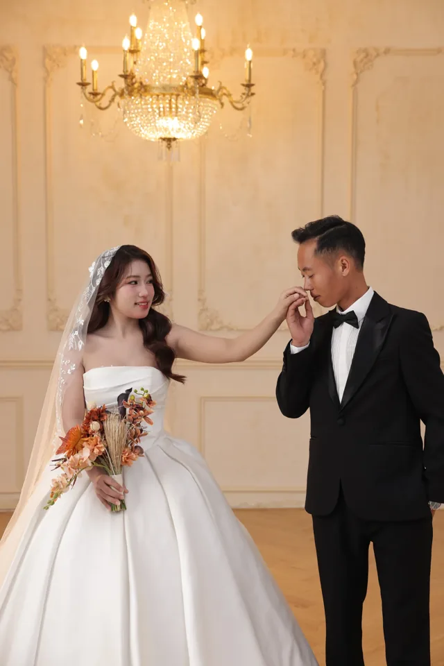 Khoa nắm tay Phương dưới ánh đèn chùm