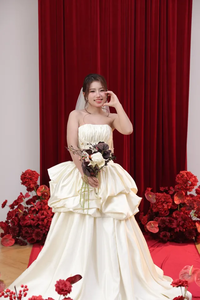 Thanh Phương trong váy cưới trước rèm đỏ