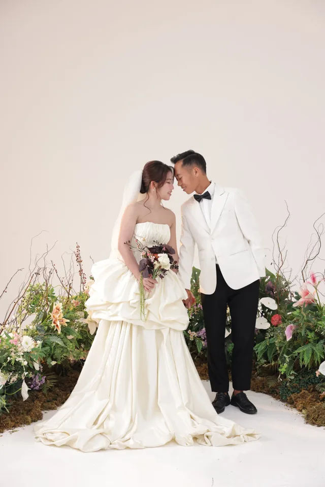 Khoa và Phương cúi sát nhau giữa khu vườn hoa