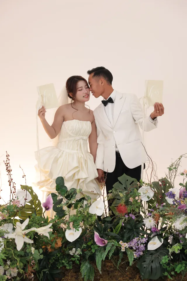 Khoa và Phương tạo dáng vui vẻ giữa khu vườn hoa